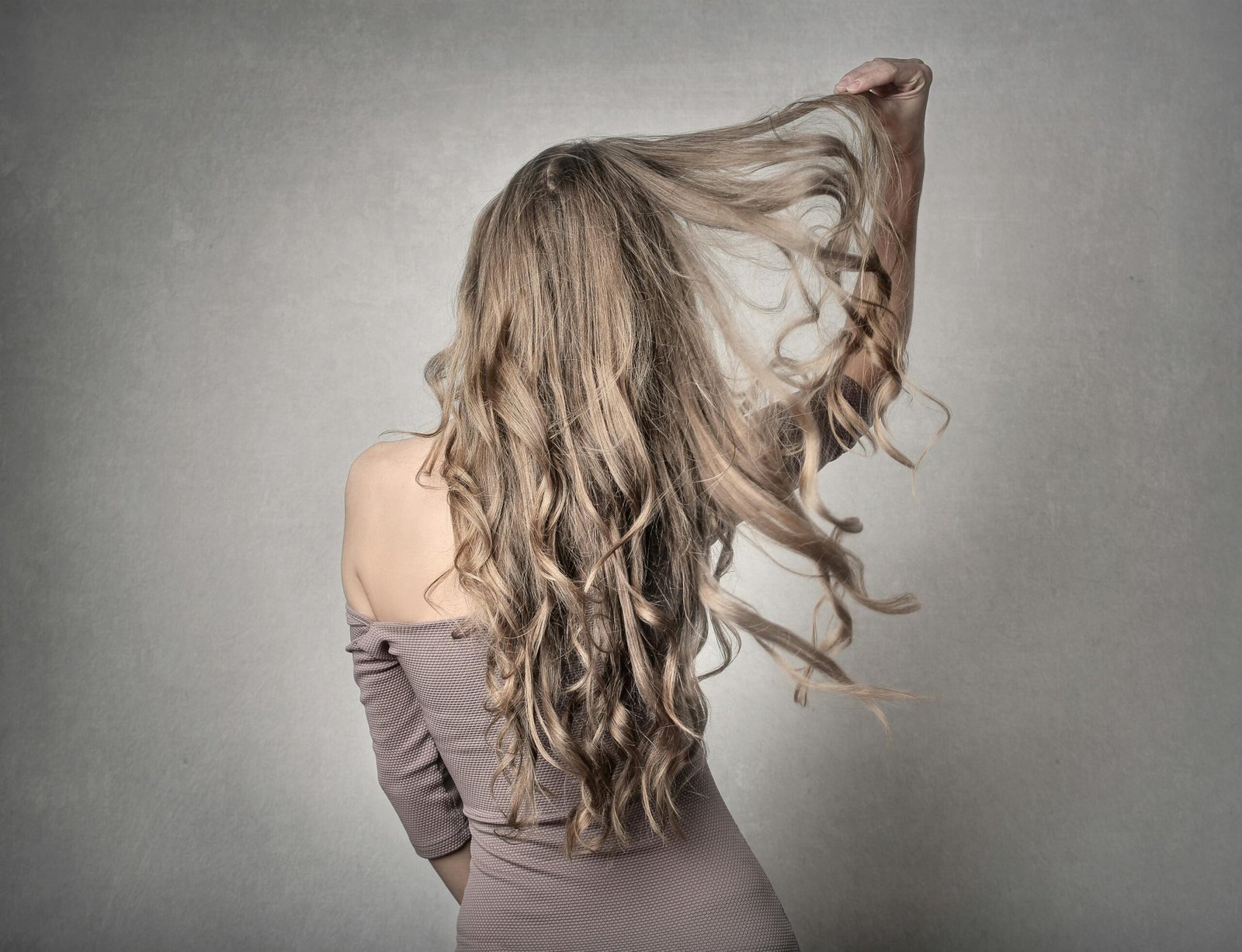 Pourquoi les cheveux bouclés nécessitent une approche spécifique lors du séchage