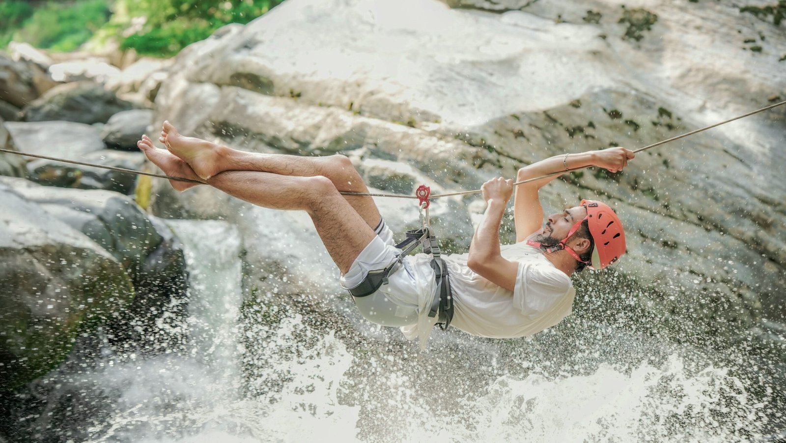 Canyoning en famille dans le Verdon : comment choisir une aventure adaptée à tous ?